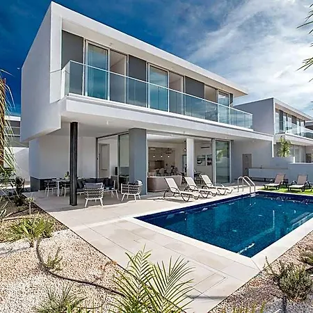 Prol20, Contemporary 3bdr With Pool, Close To The Beaches Protaras